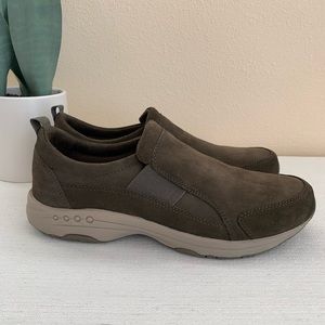 New Easy Spirit Trippe Earth Green Suede Workout Slip-On Sneakers Woman’s 8.5M